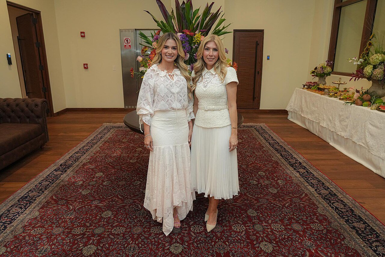 La primera dama Ana Lucía Pineda durante una reunión con Jeanette Rubio en Barranquilla, el 8 de septiembre de 2026