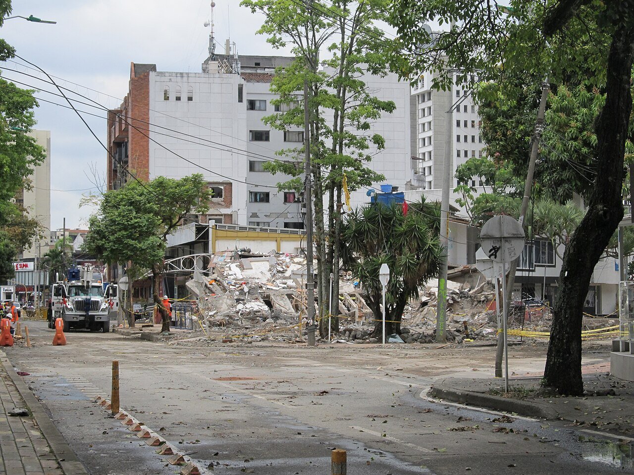 Escombros de un edificio demolido en la carrera 39 de Cali, una semana después del terremoto de 2026