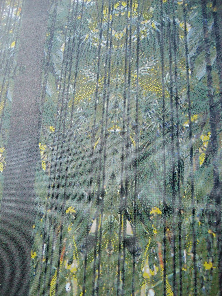 Detalle del mosaico verde y amarillo que representa una selva de bambú en la fachada de CIFO en Miami