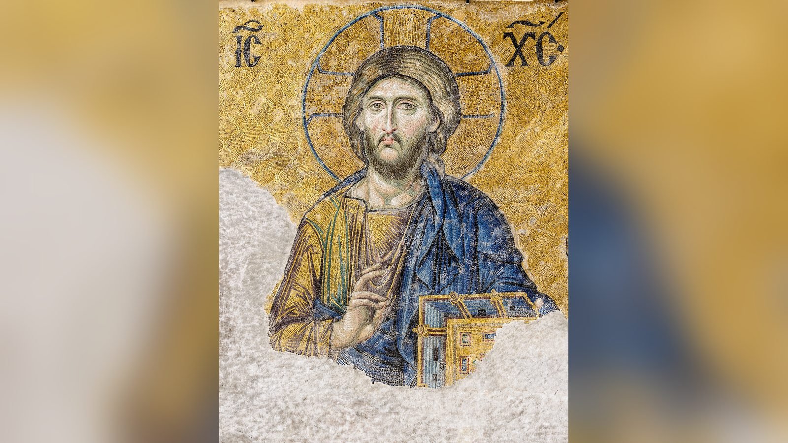 Mosaico bizantino dorado de Cristo Pantocrátor con halo y un libro en la mano, en la Déesis de Santa Sofía de Estambul