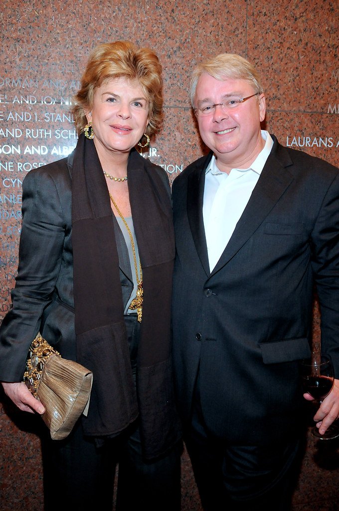 Ella Fontanals-Cisneros sonríe junto a Dennis Scholl frente a un muro de granito con nombres grabados