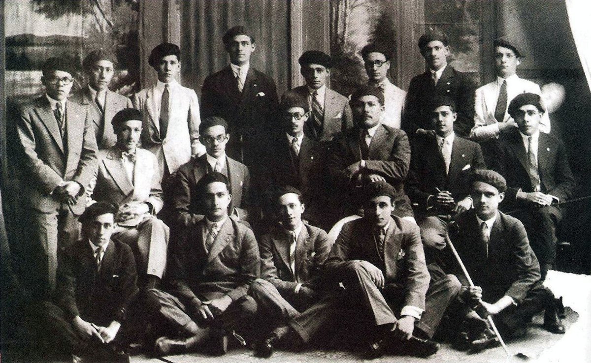 Fotografía en blanco y negro de un grupo de estudiantes venezolanos de la Generación del 28, de pie y sentados en dos filas, hacia 1928