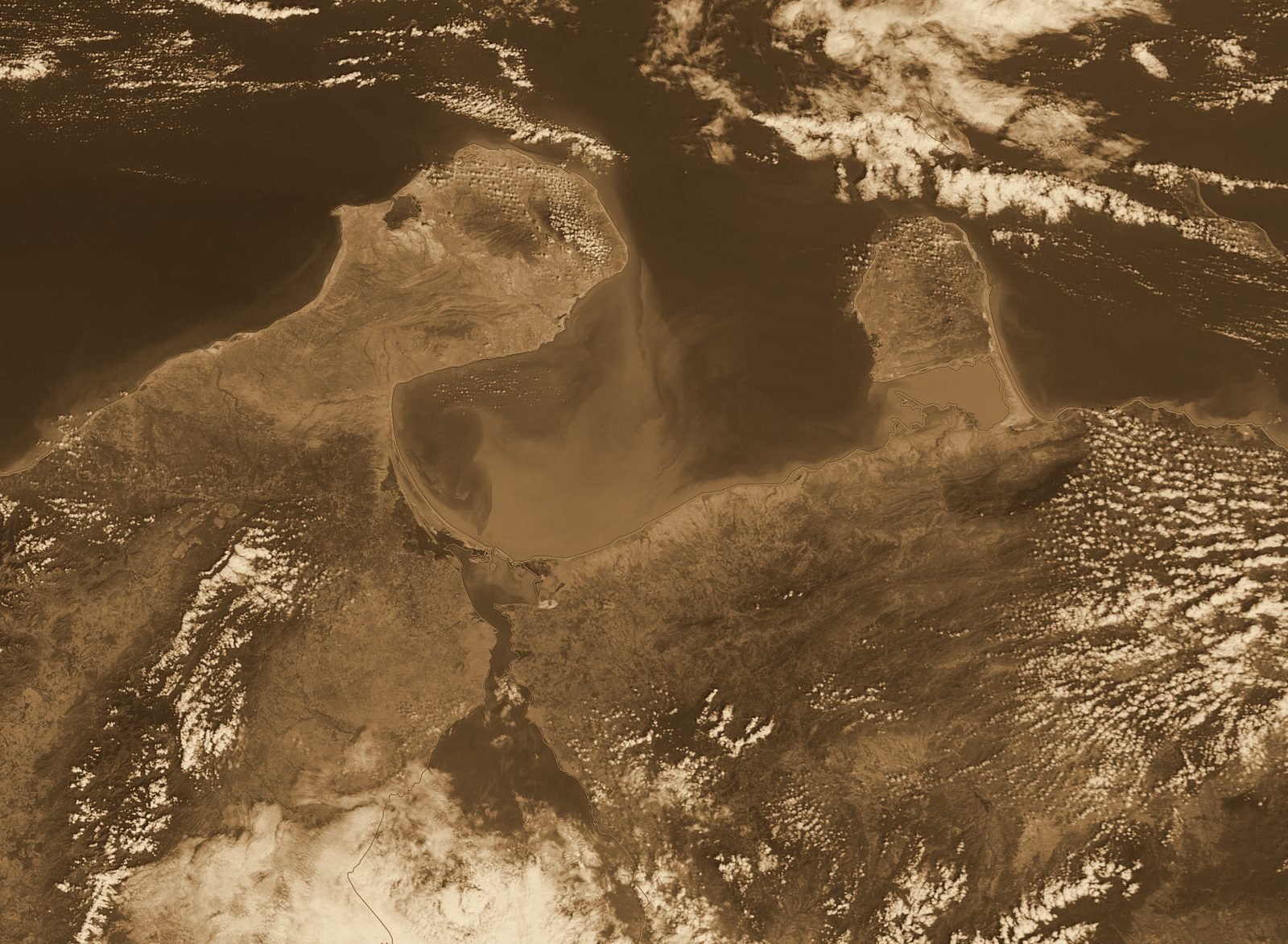 Imagen satelital en tono sepia del golfo de Venezuela, entre la península de La Guajira y la de Paraguaná
