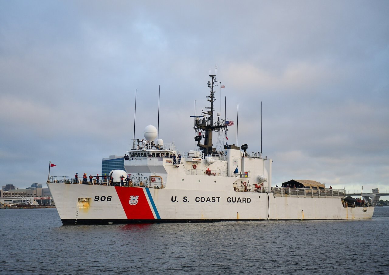 El guardacostas USCGC Seneca entra en Port Everglades, Florida, para descargar cocaína incautada en la operación Pacific Viper