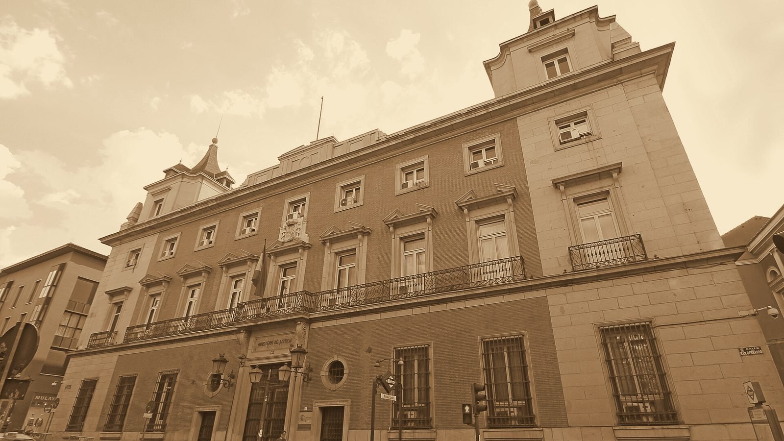 Fachada del Palacio de la Marquesa de la Sonora, sede del Ministerio de Justicia en Madrid, en tono sepia