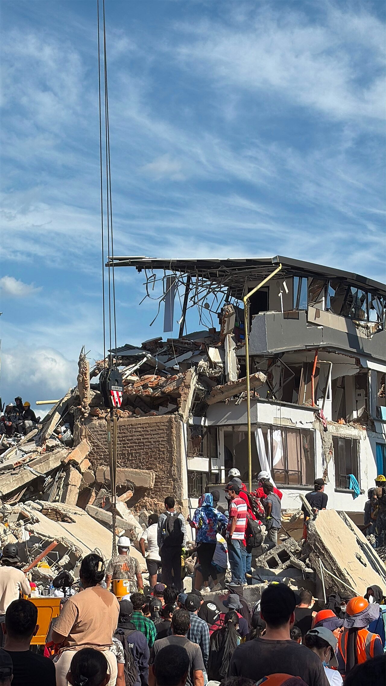 Rescatistas y vecinos frente a un edificio colapsado en Pereira tras el terremoto del 10 de agosto de 2026