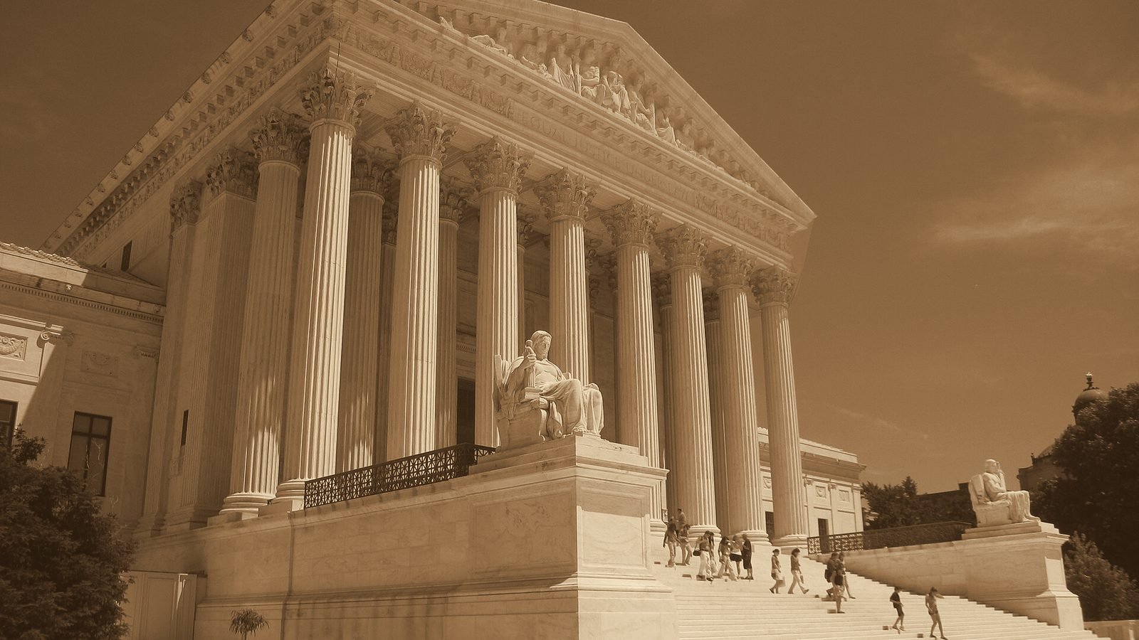 Fachada con columnas del edificio de la Corte Suprema de Estados Unidos en Washington, en tono sepia