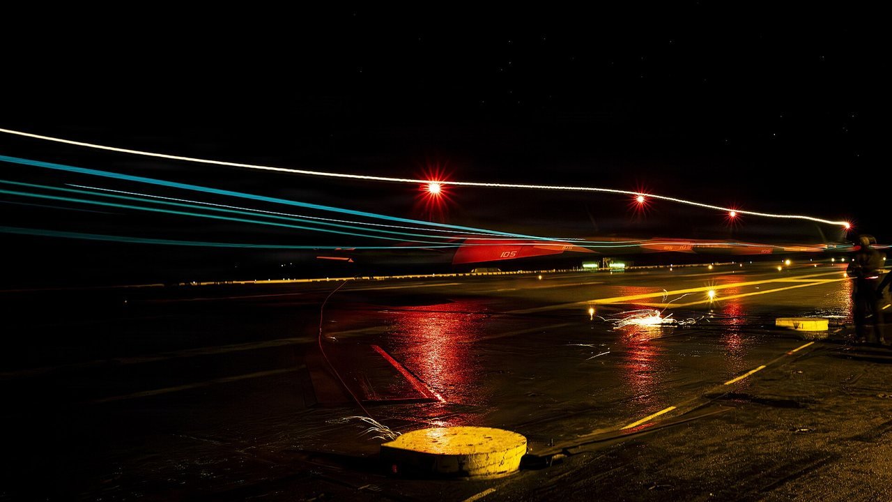 Un caza F/A-18E Super Hornet aterriza en la cubierta del portaaviones USS Gerald R. Ford en el mar Caribe