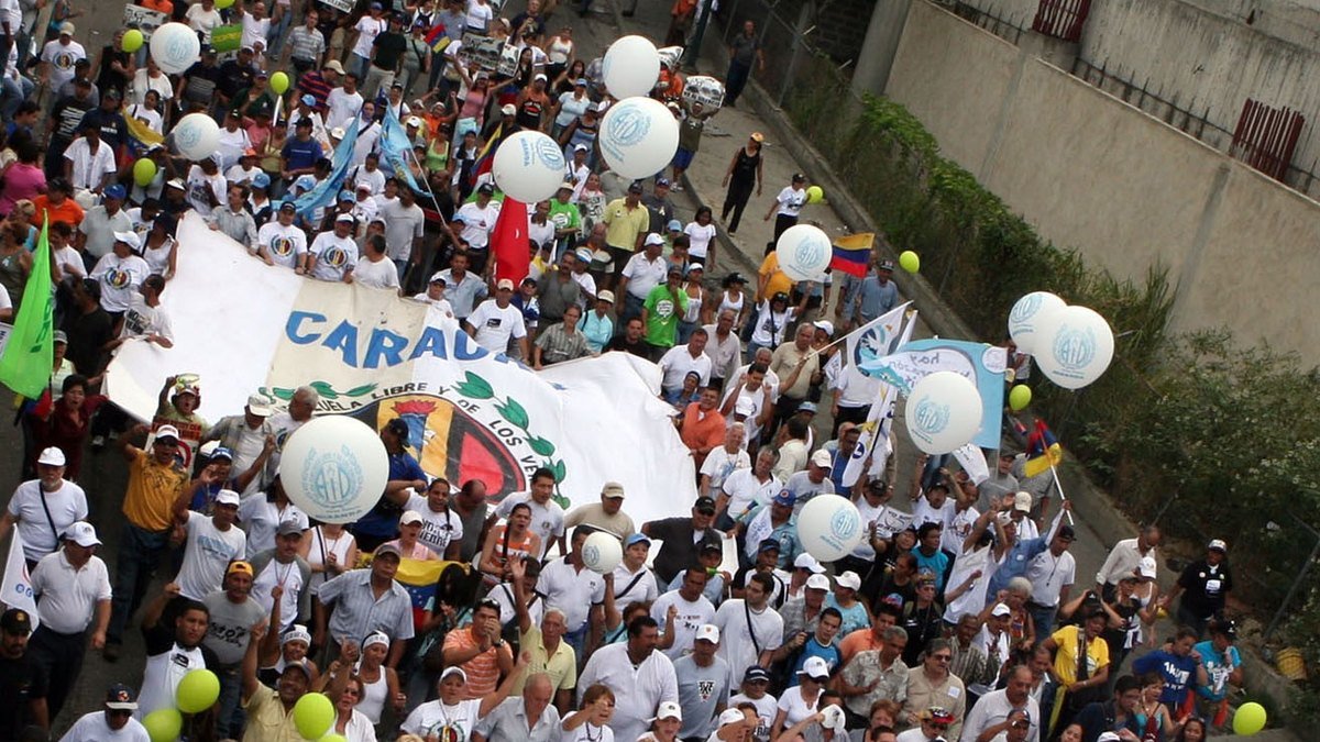Manifestantes en una calle de Caracas protestan en mayo de 2007 contra el cierre del canal de televisión RCTV