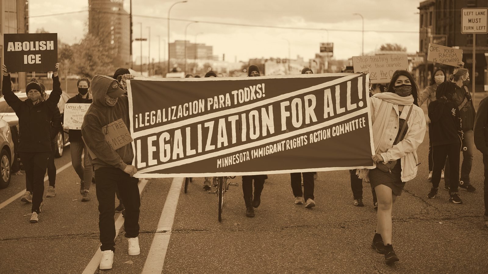 Manifestación en Minnesota a favor de DACA y TPS con una pancarta que pide legalización para todos