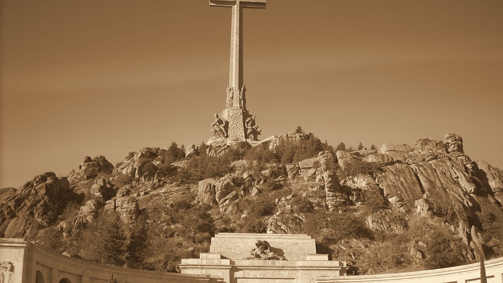 La cruz del Valle de Cuelgamuros sobre el Risco de la Nava y la entrada de la basílica, en tono sepia